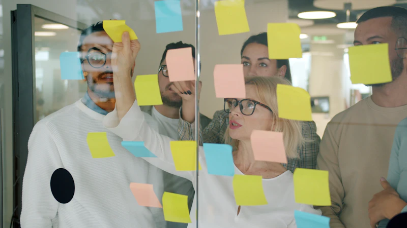 Brainstorm marketing avec post-its
